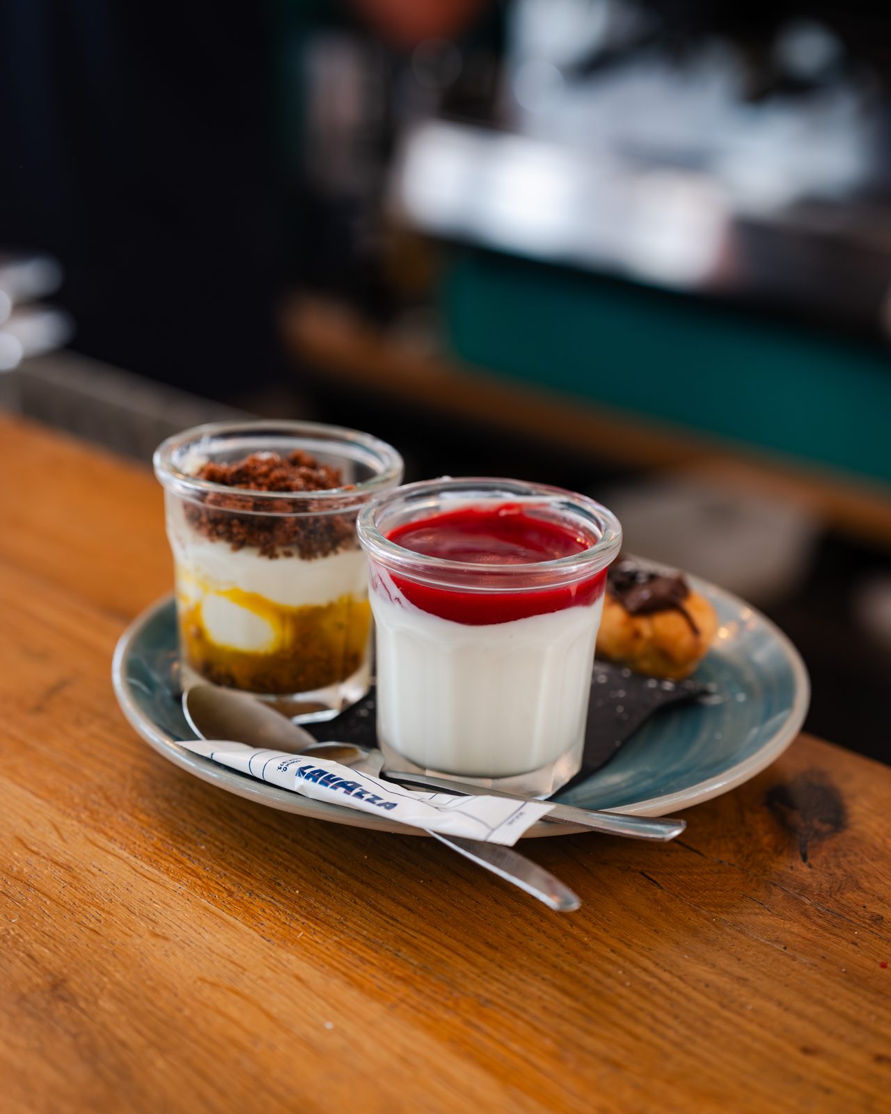 Desserts en verrine posés sur un comptoir en bois