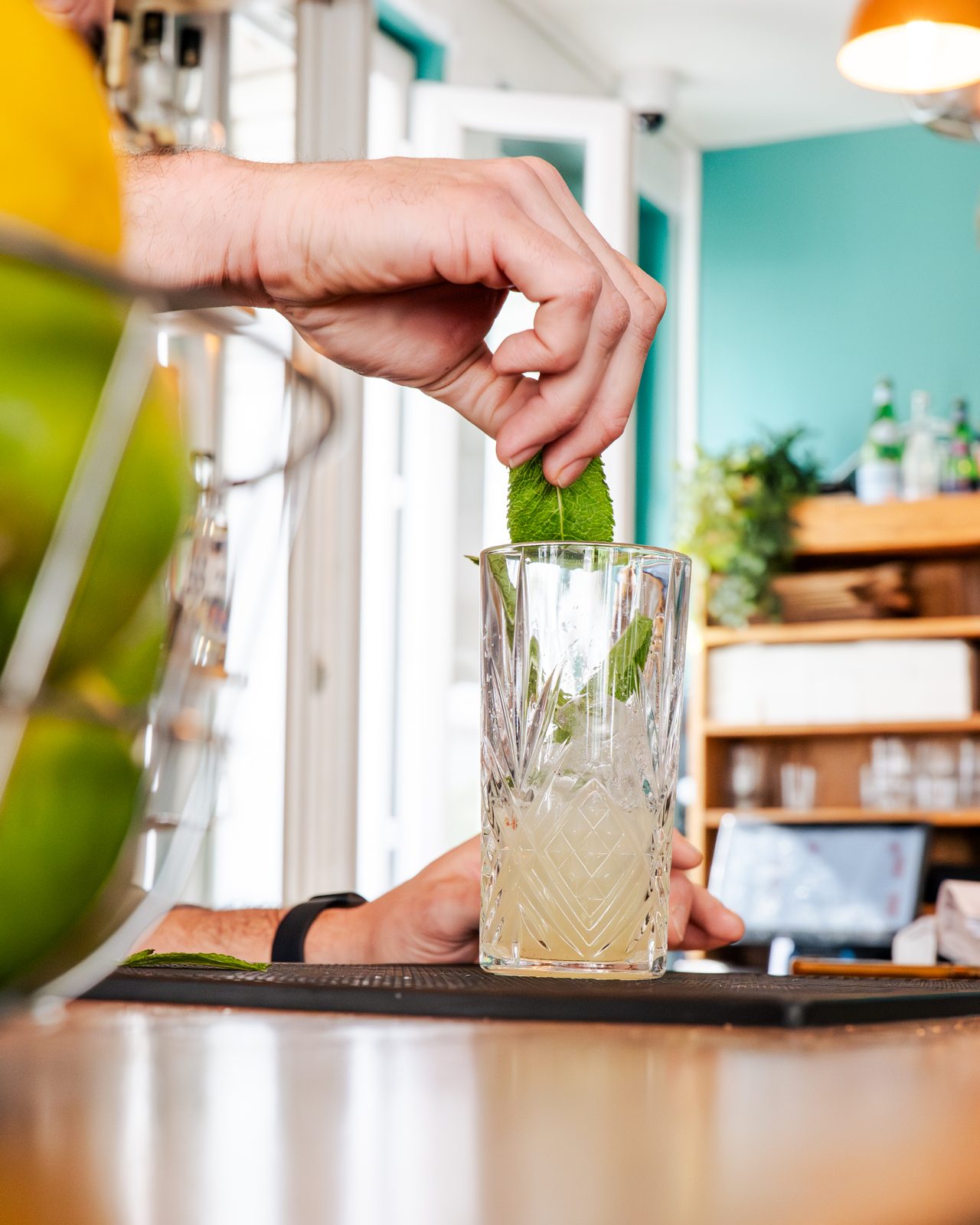 Boisson glacée au citron vert préparée au comptoir