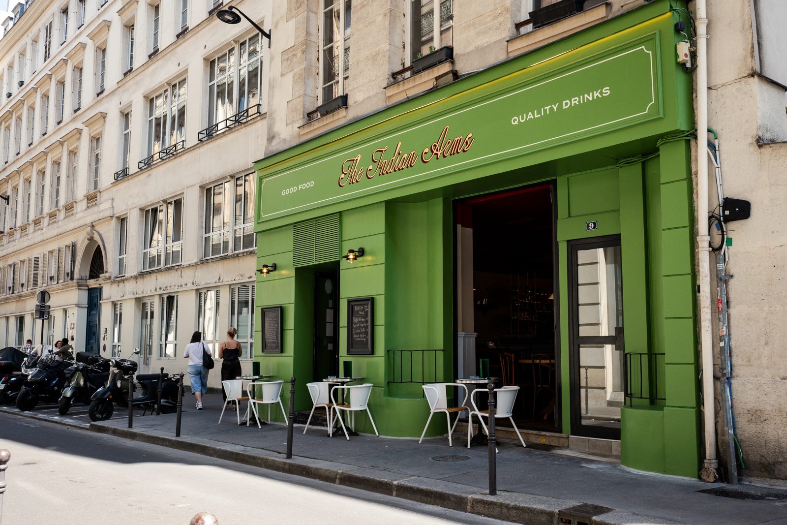 Façade verte du gastropub The Indian Arms dans une rue du 2e arrondissement de Paris