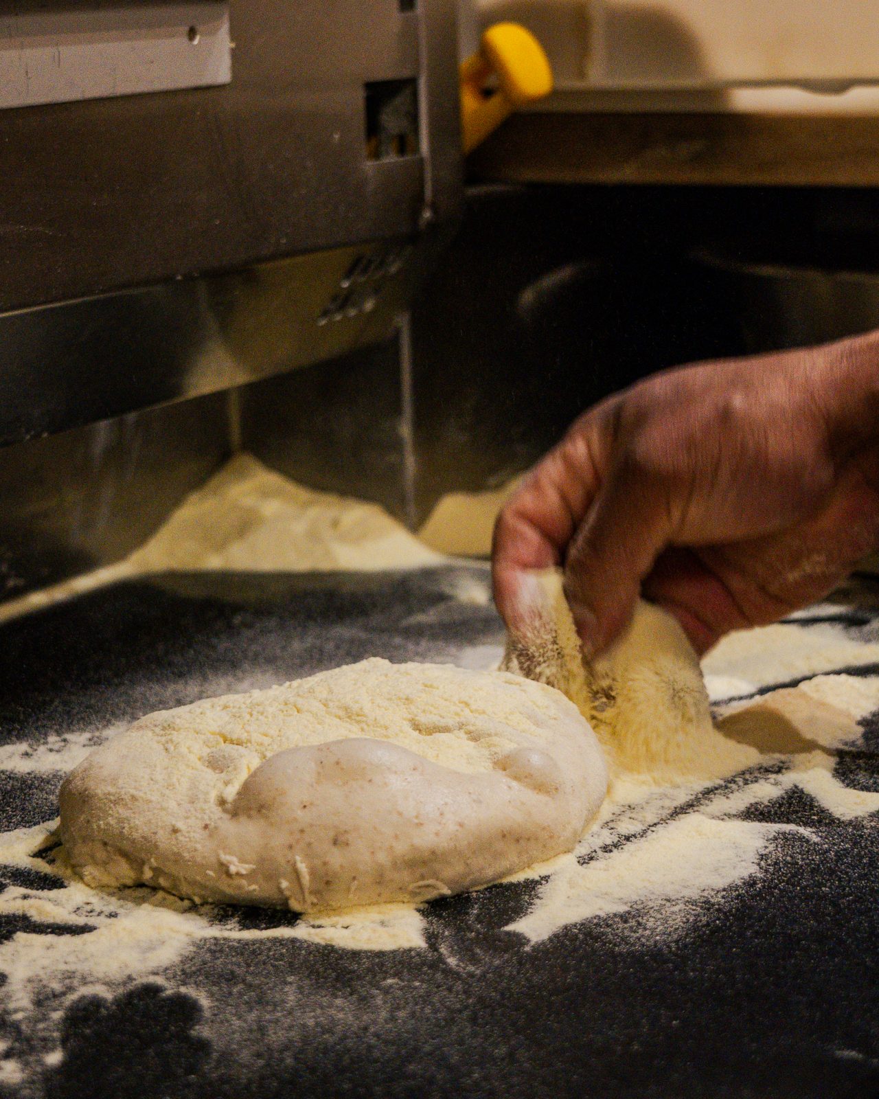 Pizzaiolo étalant une boule de pâte farinée sur le plan de travail de Pinocchio