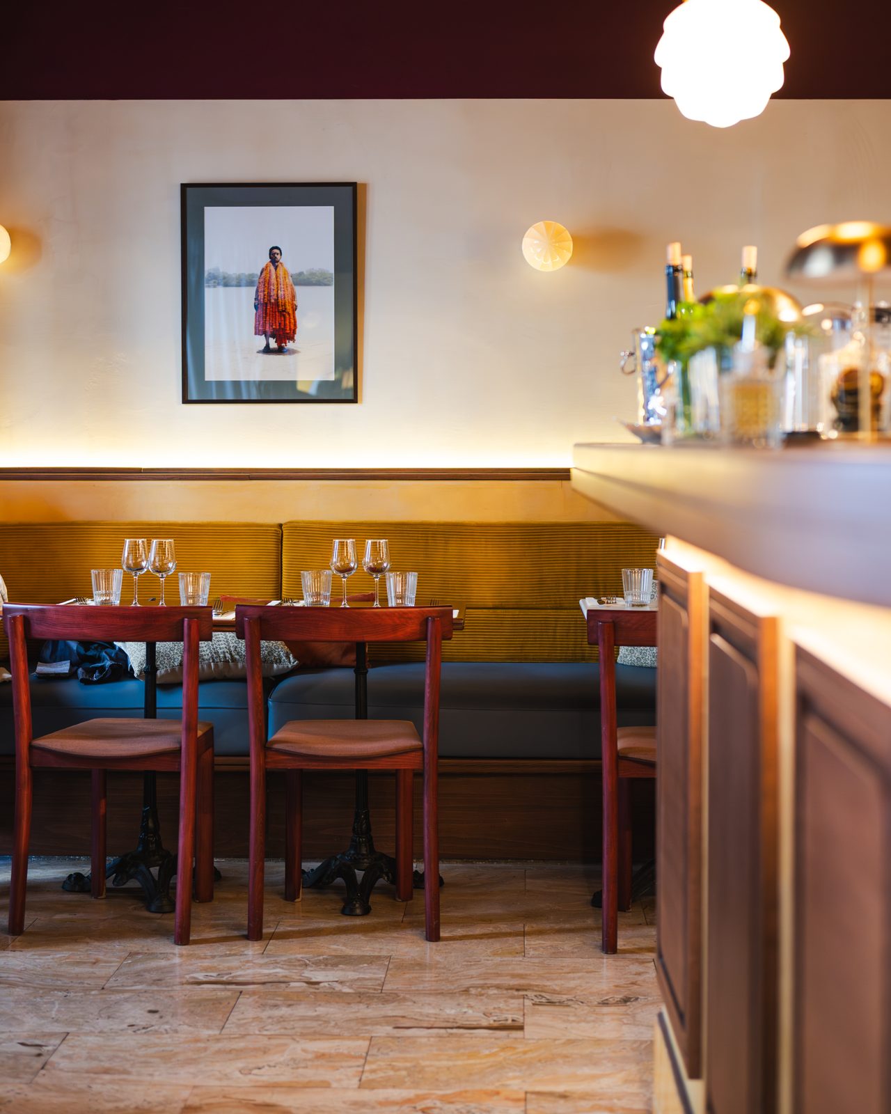 Salle du restaurant Sharma Ji, Paris 15e, avec banquettes, tables dressées et éclairage chaud