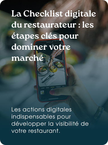Une main tenant un smartphone affichant une checklist digitale pour booster la visibilité d'un restaurant