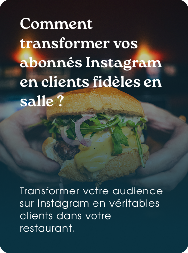 Client tenant un burger dans un restaurant, illustrant la stratégie Instagram pour attirer des clients en salle