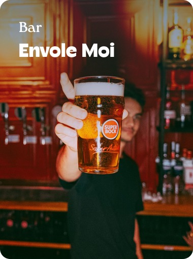 Shooting photo ambiance et cocktails réalisé pour le bar Envole Moi à Paris - Reveal Agency