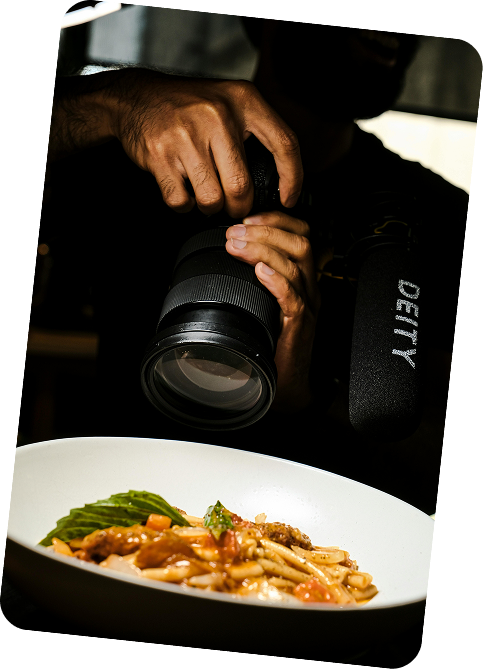 Photographe professionnel réalisant un shooting photo culinaire pour un restaurant à Paris - Reveal Agency
