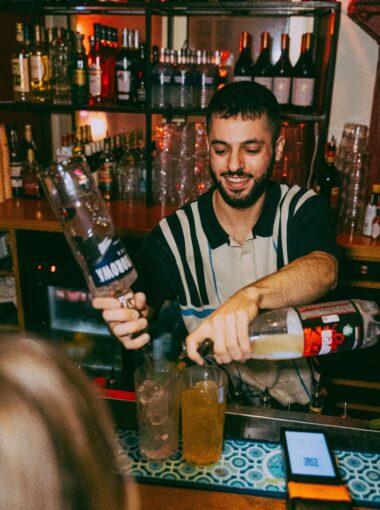 Équipe en plein service au bar Envole Moi - Reveal Agency